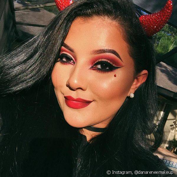 Sombra e batom vermelhos s?o perfeitos para a make de diabinha, sugest?o de Carnaval para as escorpianas (Foto: Instagram @danareneemakeup)